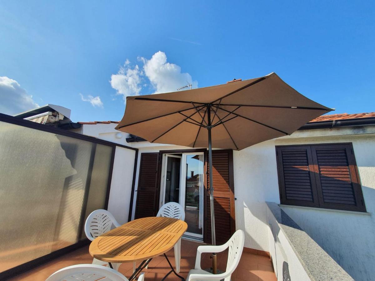 Apartment With Terace And Sea View Marica Крк Экстерьер фото